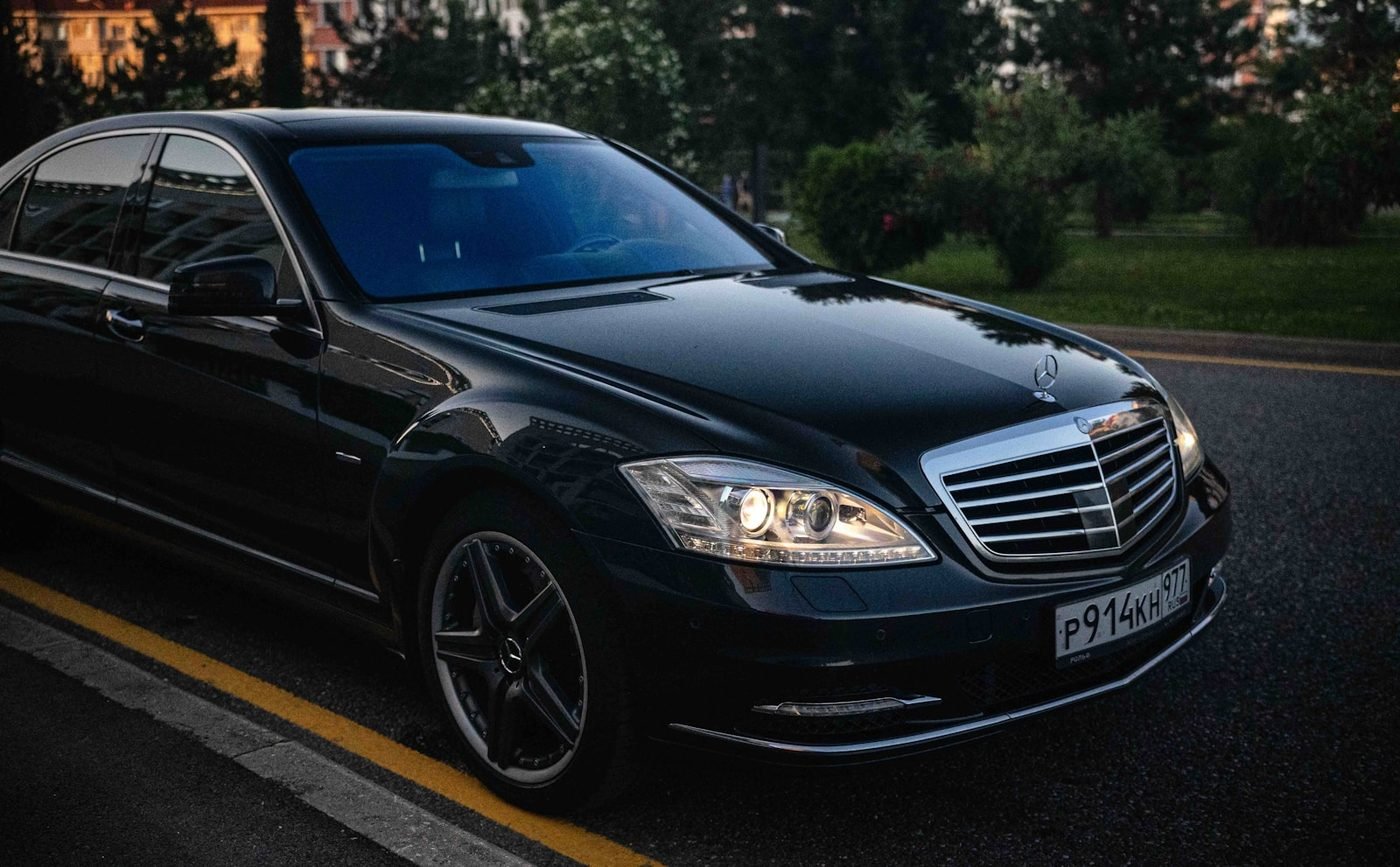 Sedan executivo preto em rodovia ao entardecer