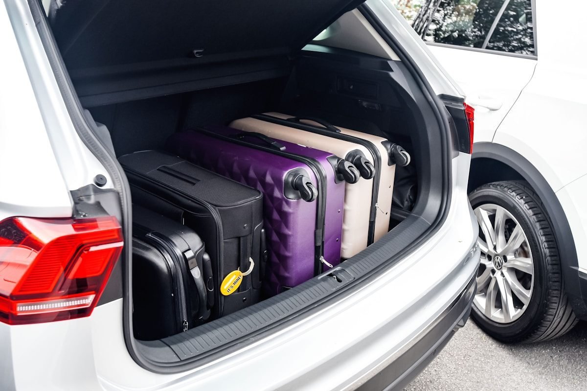 Mala de viagem acomodada no porta-malas do veículo